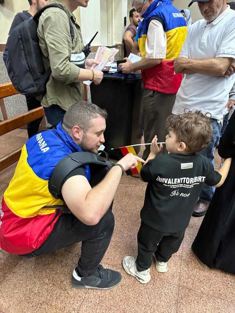 Imagini cu românii care au reușit să scape din infernul din Gaza. Avionul care îi va aduce în țară a decolat de la București