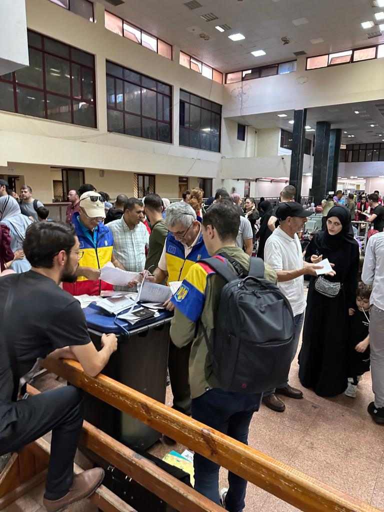 MAE: Punctul de trecere Rafah s-a redeschis. Alți 51 de români vor fi evacuați din Gaza joi