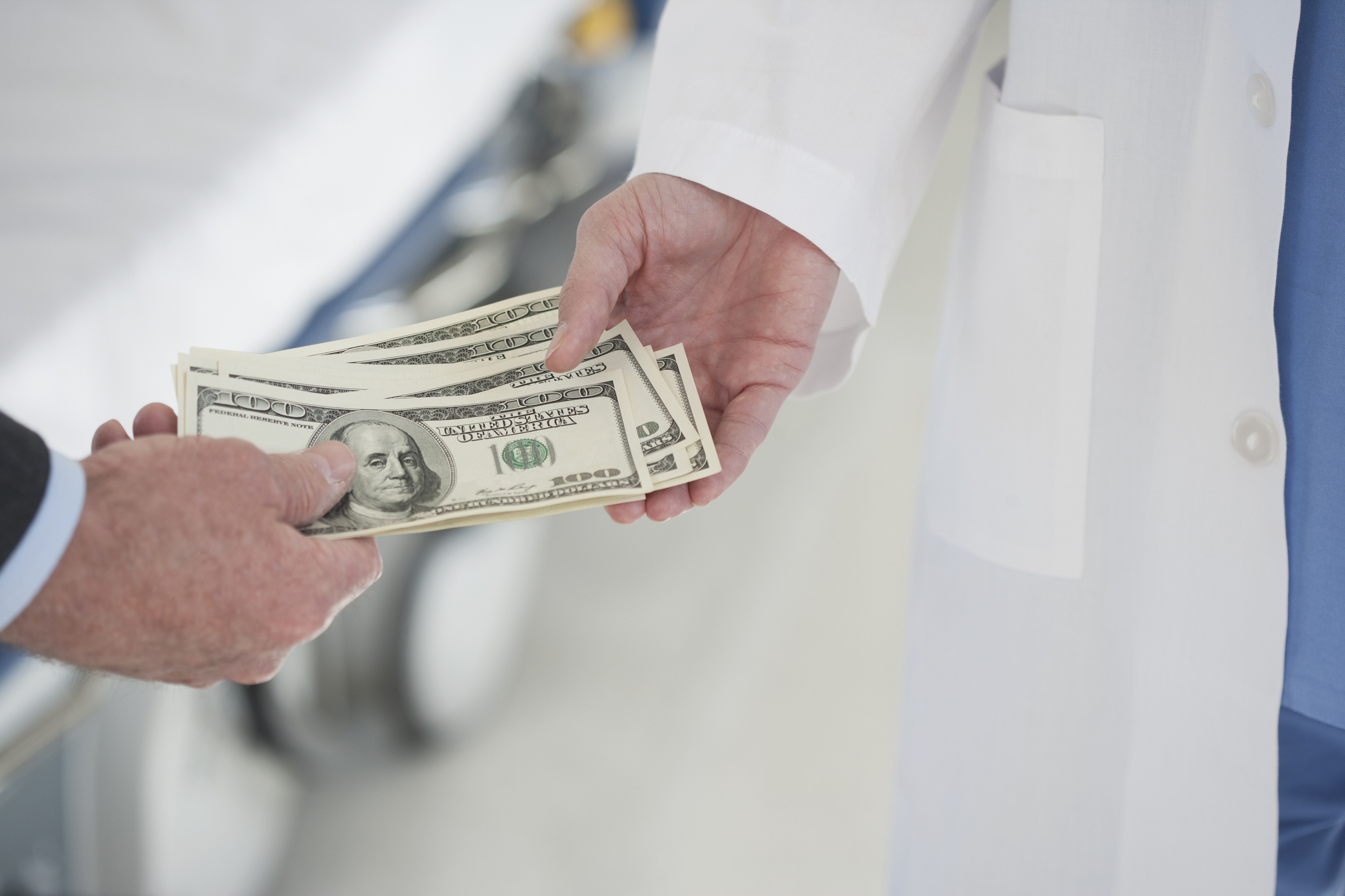 Un fost brancardier din Craiova este acuzat că a luat 22.500 de euro mită. Promitea angajări în spitalul județean
