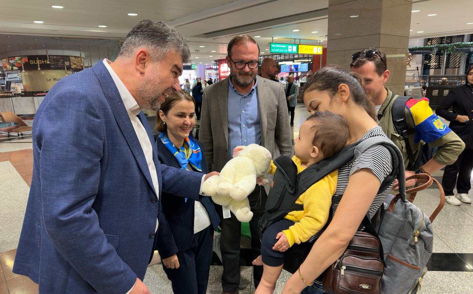 Ciolacu s-a întâlnit cu românii evacuați din Gaza. „Am fost copleșit să văd bucuria din ochii copiilor care au scăpat din infern”