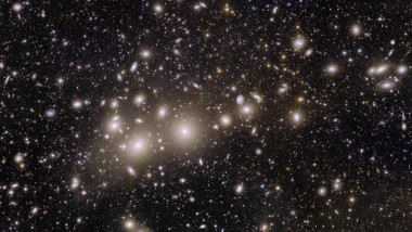 miii de galaxii in spatiul intunecat