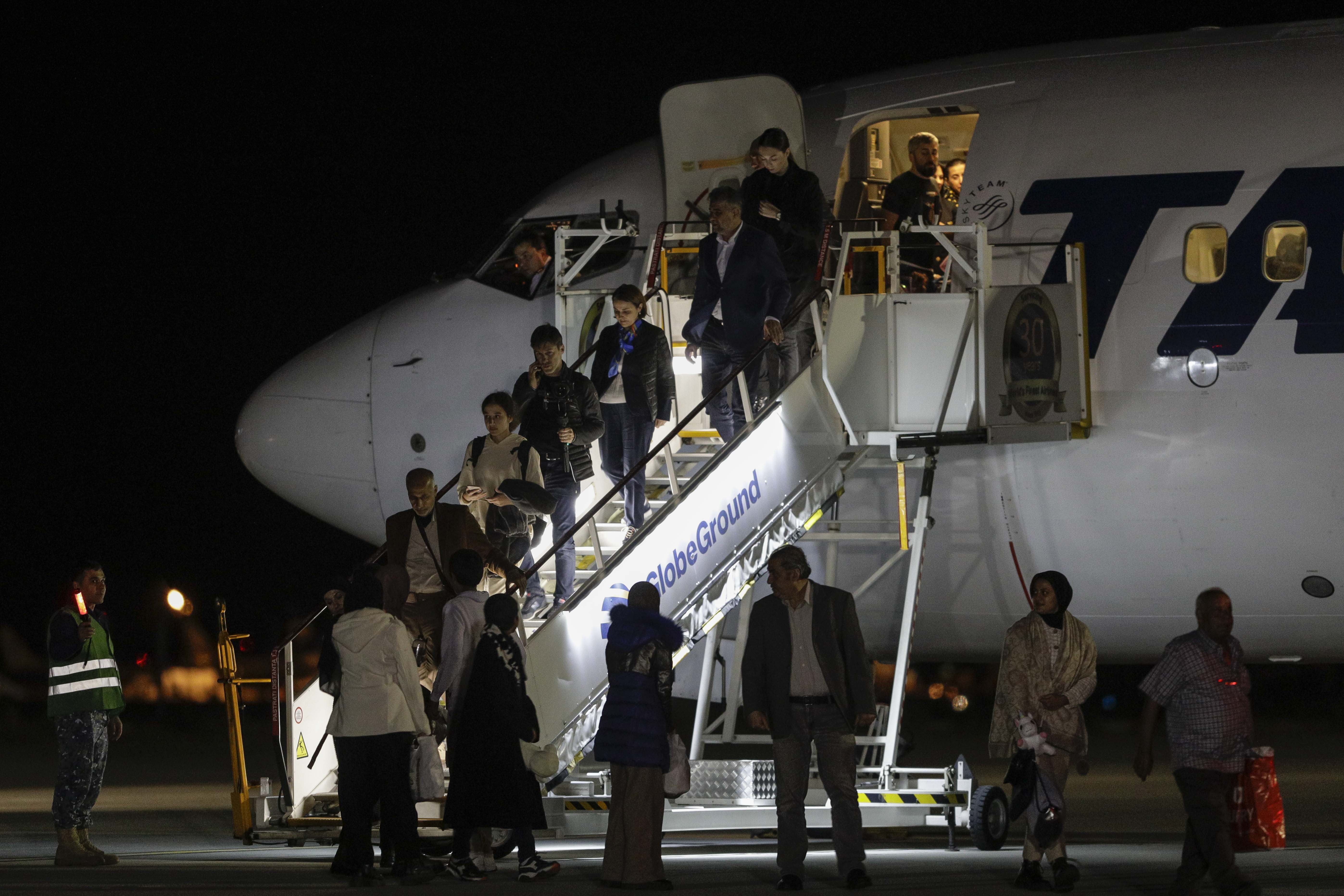 Momente emoționante pe Otopeni. Românii din Gaza au povestit printre lacrimi ce au lăsat în urmă: Mama, frate, surori, nimic nu mai e