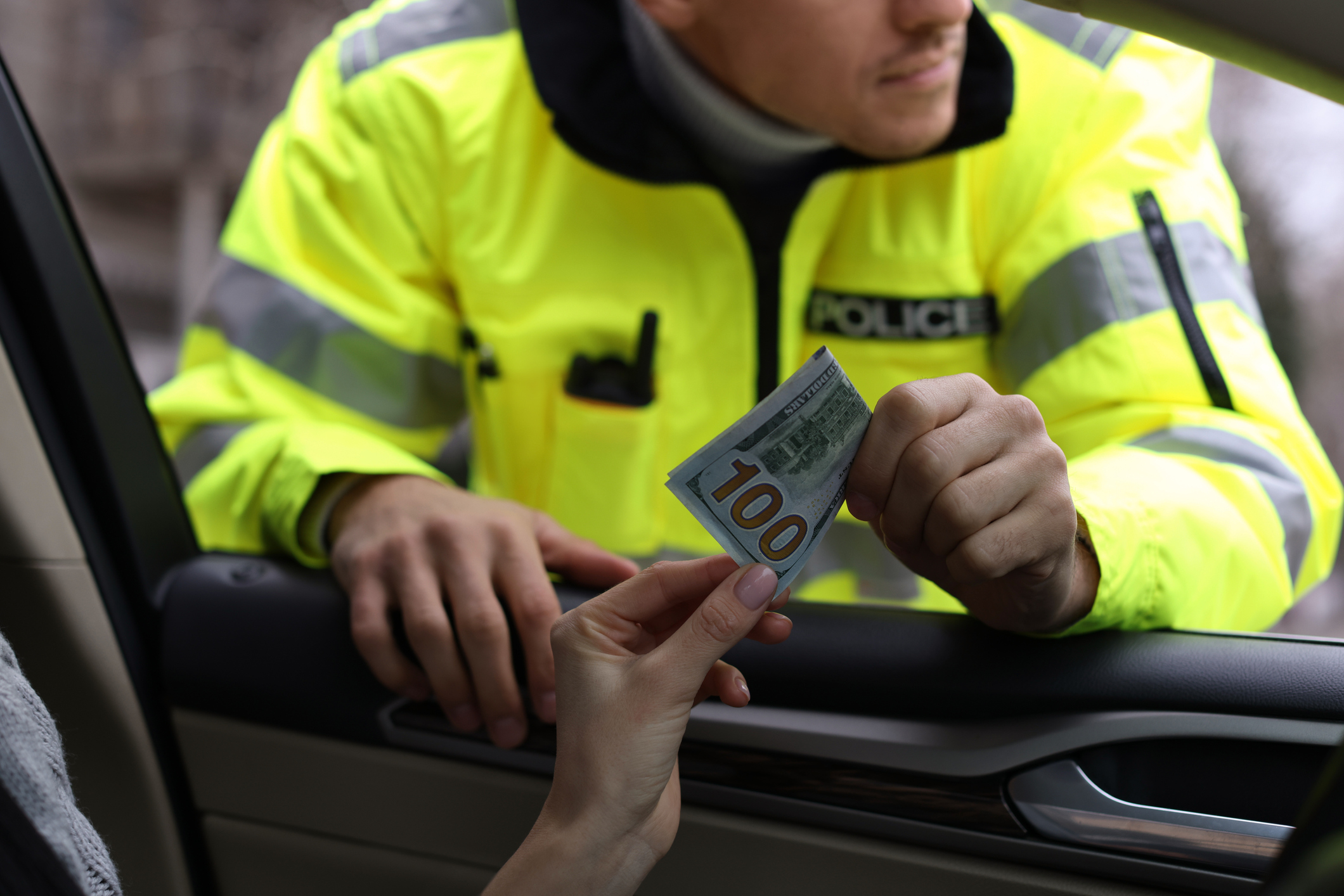 Doi polițiști din Cluj au fost condamnați la închisoare pentru șpagă. Luau între 200 și 500 de lei de la șoferi, ca să nu-i amendeze
