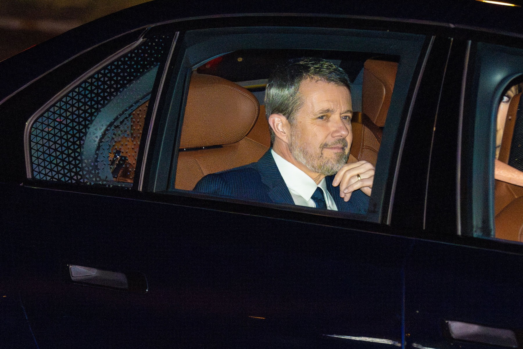 „Au intrat separat, au ieșit împreună”. Scandal de infidelitate în monarhia daneză. Prințul Frederik, surprins cu o femeie în Spania