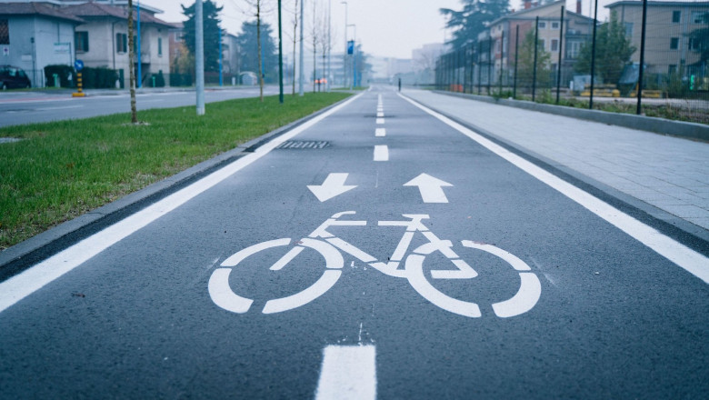 pista de bicicleta cu insemnul desenat pe asfalt