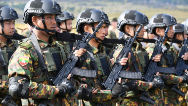 soldați birmanezi iau parte la exerciții de combatere a terorismului