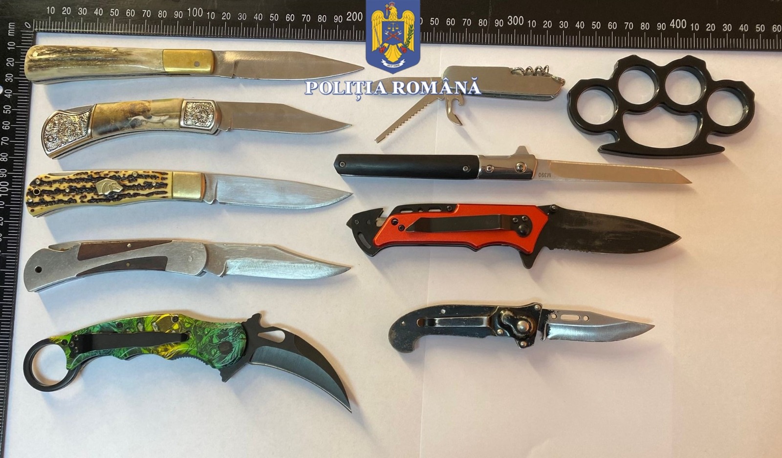 Nouă bricege şi un box metalic, găsite asupra unor elevi de la două licee din Miercurea-Ciuc