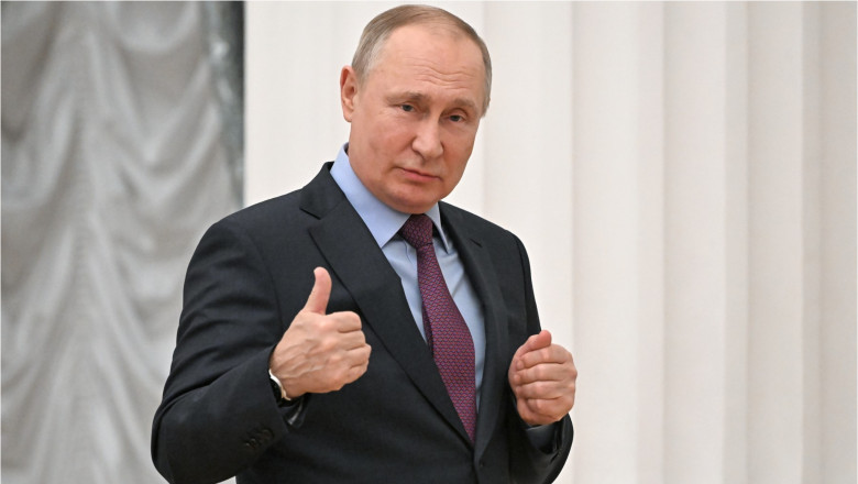 Vladimir Putin gesticulează în semn de aprobare