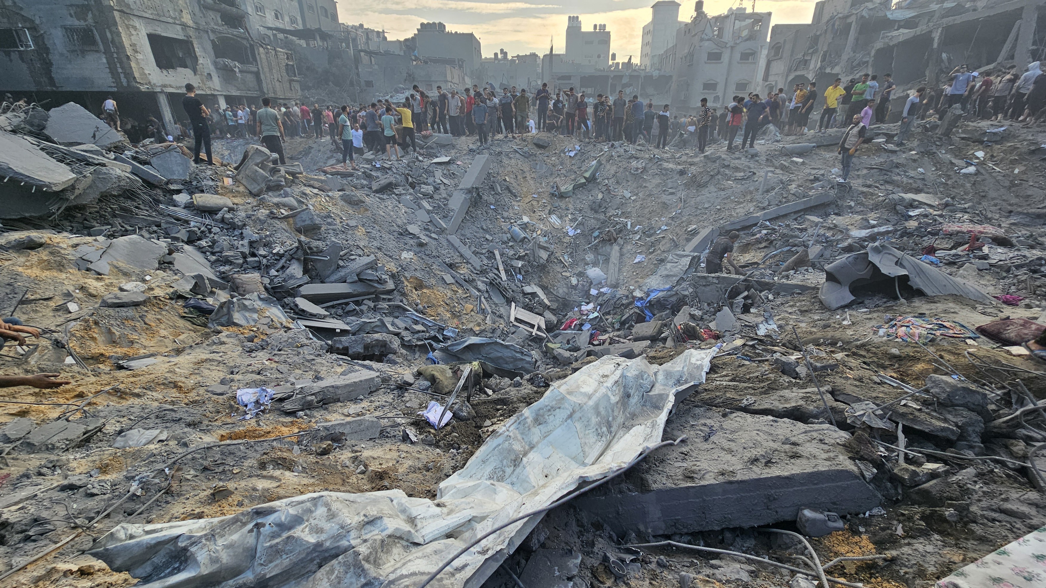Khalil și-a pierdut toți copiii într-o explozie. În noaptea atacului, lucra la spitalul din Rafah, iar vecinii l-au anunțat de tragedie