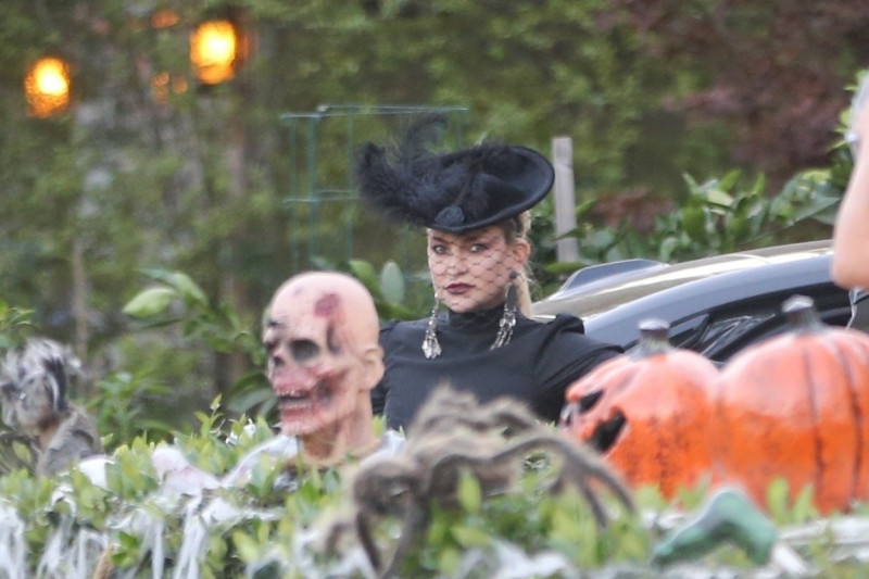 *EXCLUSIVE* Kate Hudson, Goldie Hawn, and Kurt Russell go Trick-Or-Treating in Brentwood