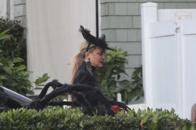 *EXCLUSIVE* Kate Hudson, Goldie Hawn, and Kurt Russell go Trick-Or-Treating in Brentwood