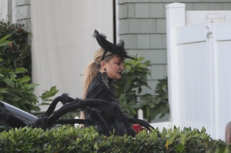 *EXCLUSIVE* Kate Hudson, Goldie Hawn, and Kurt Russell go Trick-Or-Treating in Brentwood