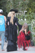 *EXCLUSIVE* Kate Hudson, Goldie Hawn, and Kurt Russell go Trick-Or-Treating in Brentwood