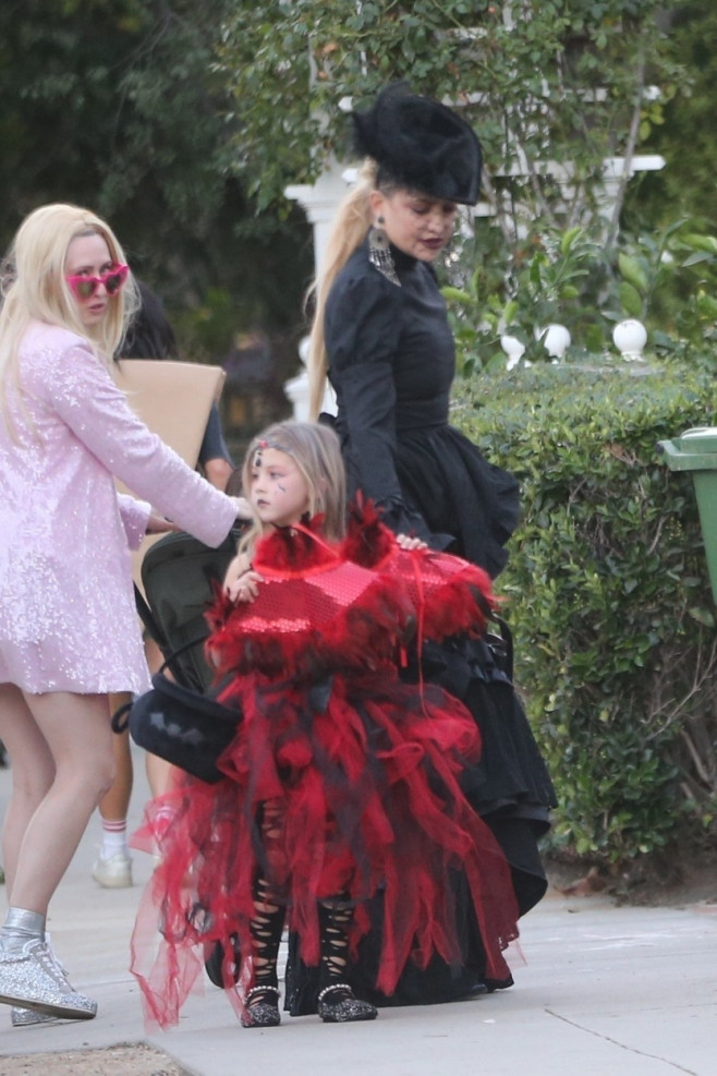 *EXCLUSIVE* Kate Hudson, Goldie Hawn, and Kurt Russell go Trick-Or-Treating in Brentwood