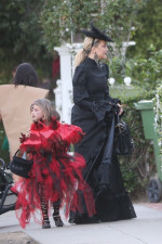 *EXCLUSIVE* Kate Hudson, Goldie Hawn, and Kurt Russell go Trick-Or-Treating in Brentwood