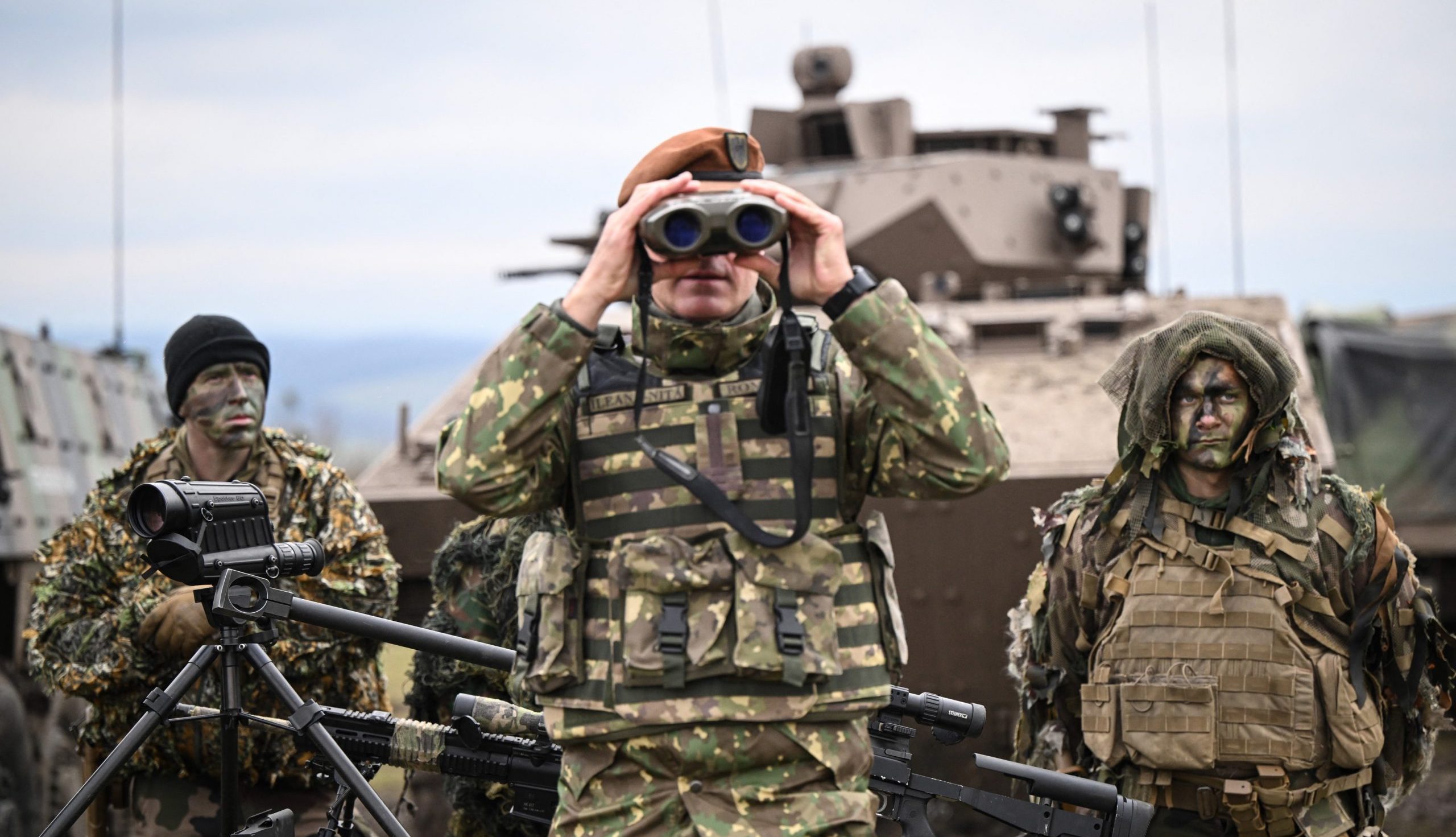 4 români din 5 nu au încredere în capacitatea guvernului de a proteja populaţia în cazul unui pericol armat (sondaj)