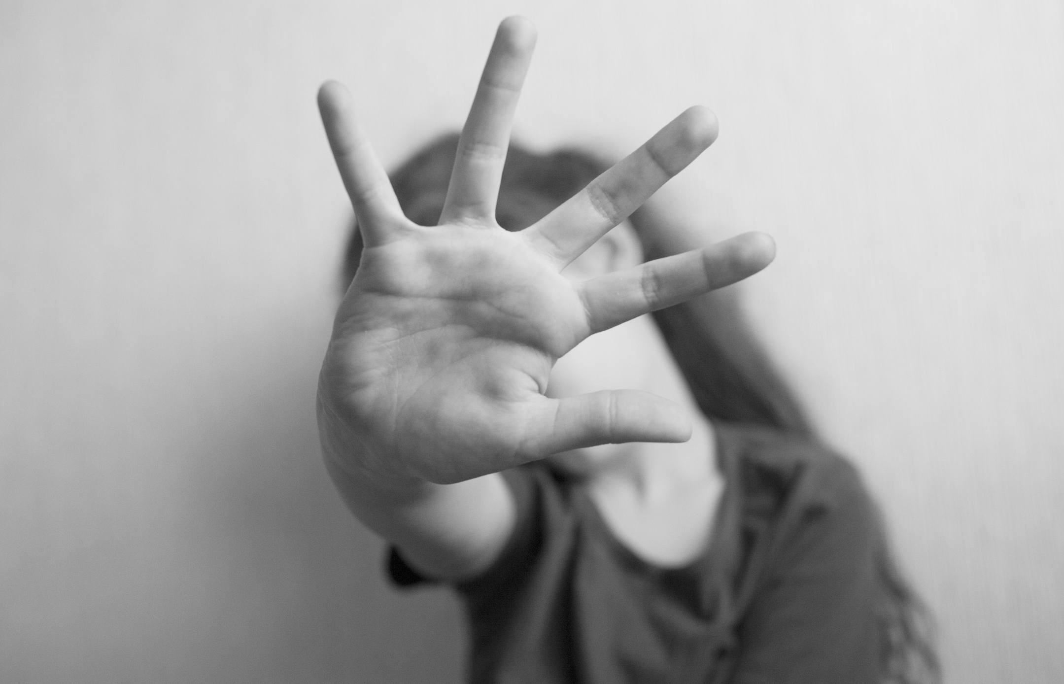 Copilă de 12 ani, violată luni la rând de unchiul ei. Părinții fetei l-au dat pe mâna poliției