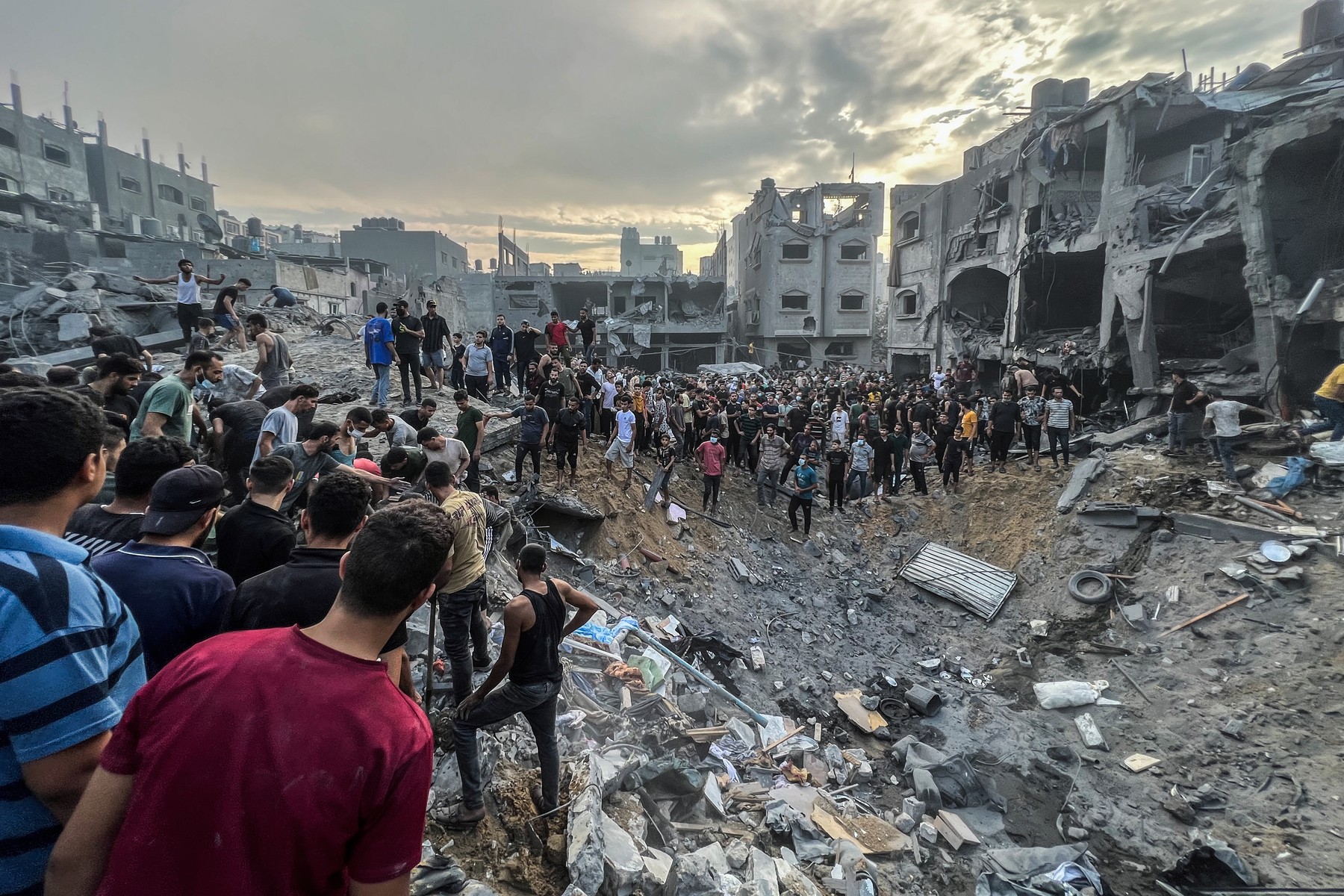 „Copii cărau alți copii răniți, corpurile atârnau printre dărâmături”. Scene de groază după ce Israel a bombardat o tabără de refugiați