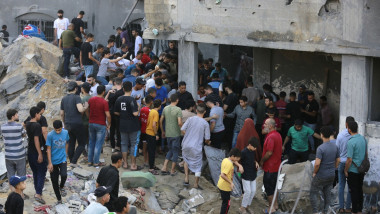 Zeci de persoane au fost ucise în bombardamentul asupra celei mai mari tabere de refugiaţi din Fâşia Gaza, potrivit Hamas.