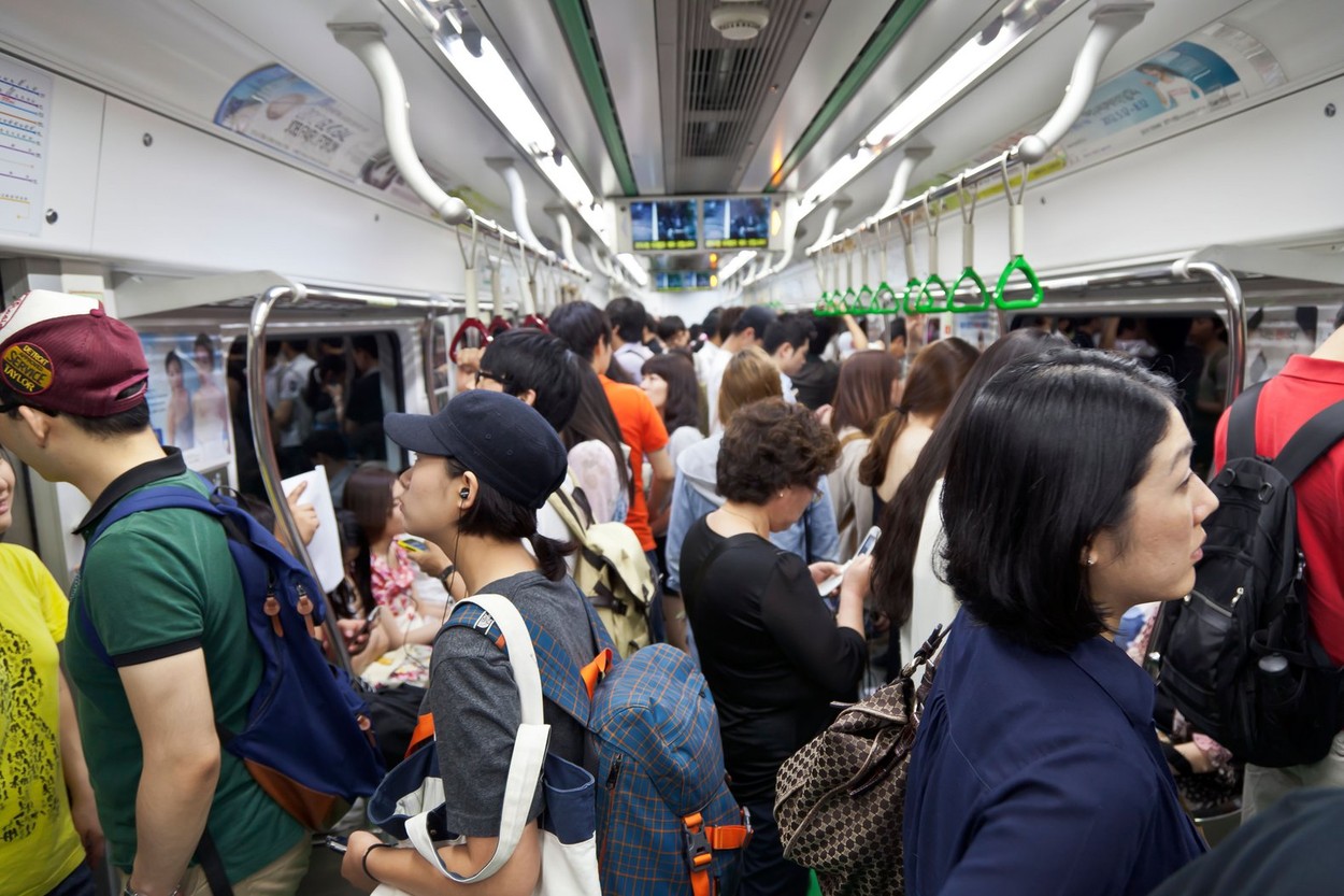 „Metroul iadului”, unul dintre cele mai aglomerate din lume, testează vagoanele fără scaune