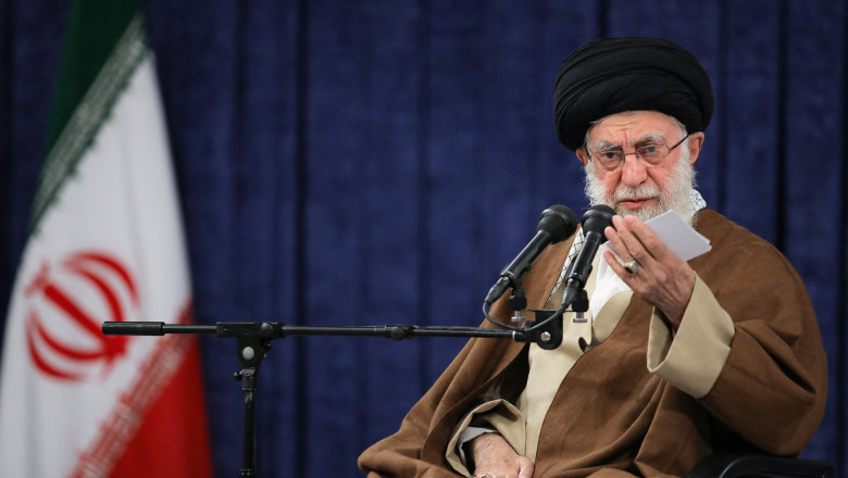 Ali Khamenei si steagul iranului pe fundal