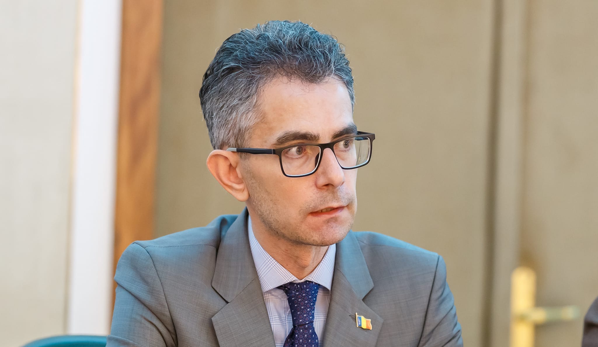 Subprefectul de Iași și-a dat demisia după ce presa locală a publicat fotografii în care apare în pat alături de o fostă consilieră