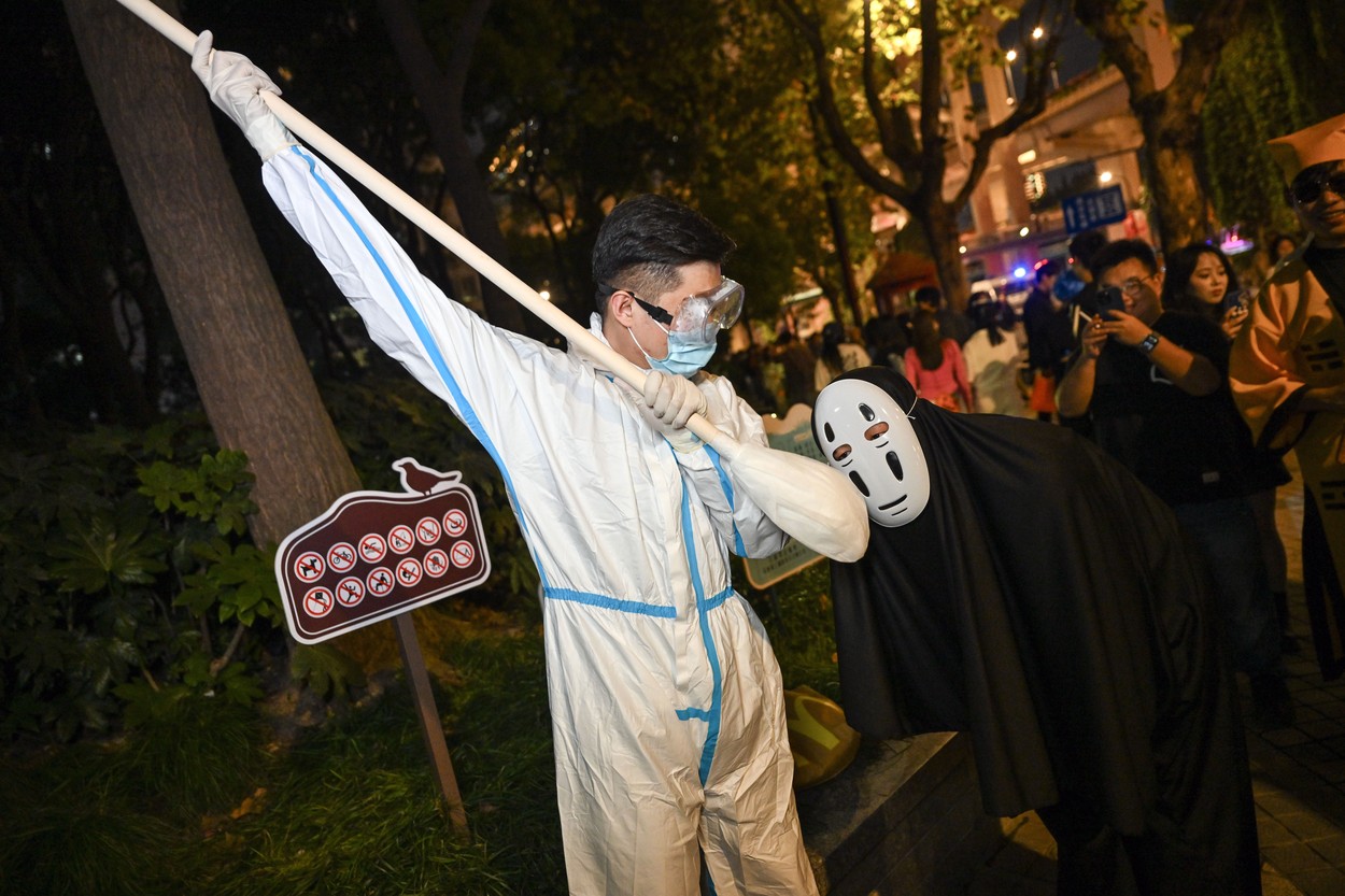 „Winnie the Pooh, Covid și camere de supraveghere”: Cum au profitat chinezii de Halloween ca să-l ironizeze pe Xi Jinping