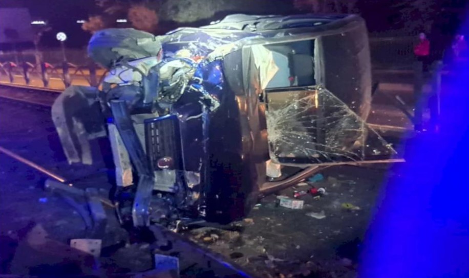 Un tânăr beat și cu permisul anulat s-a răsturnat cu mașina peste șinele de tramvai de pe Șos. Virtuții din București