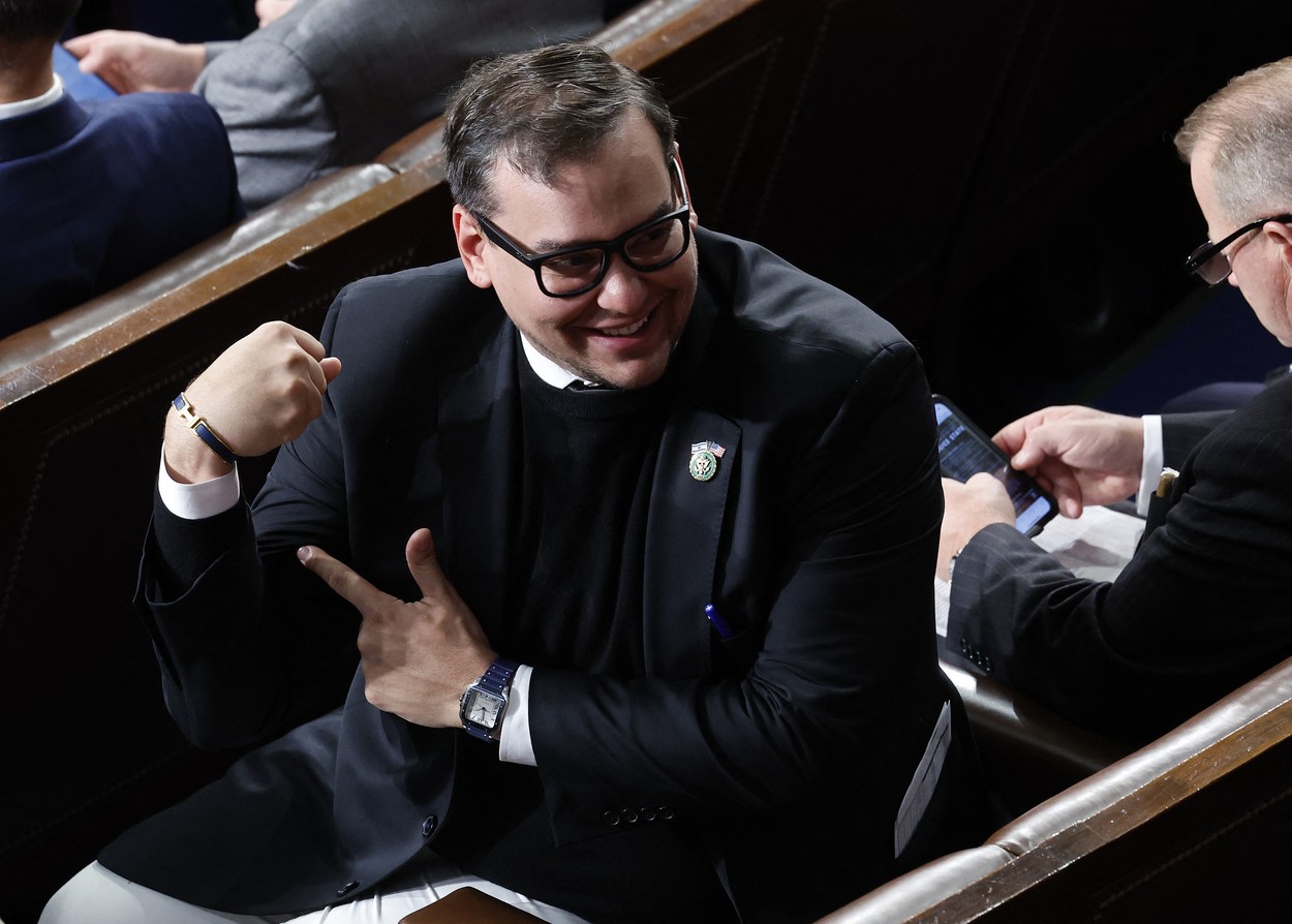 Republicanul George Santos riscă să fie dat afară din Camera Reprezentanților SUA. Politicianul este acuzat de corupție