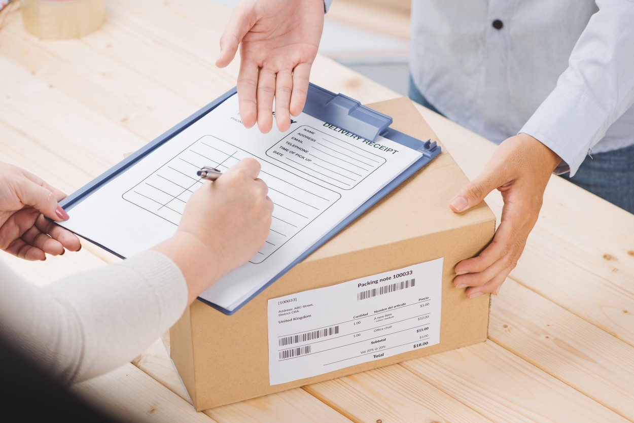 Doar două țări UE aplică taxa pe coletele sub 150 de euro din afara Uniunii, deşi nu există consens. România percepe cea mai mare sumă