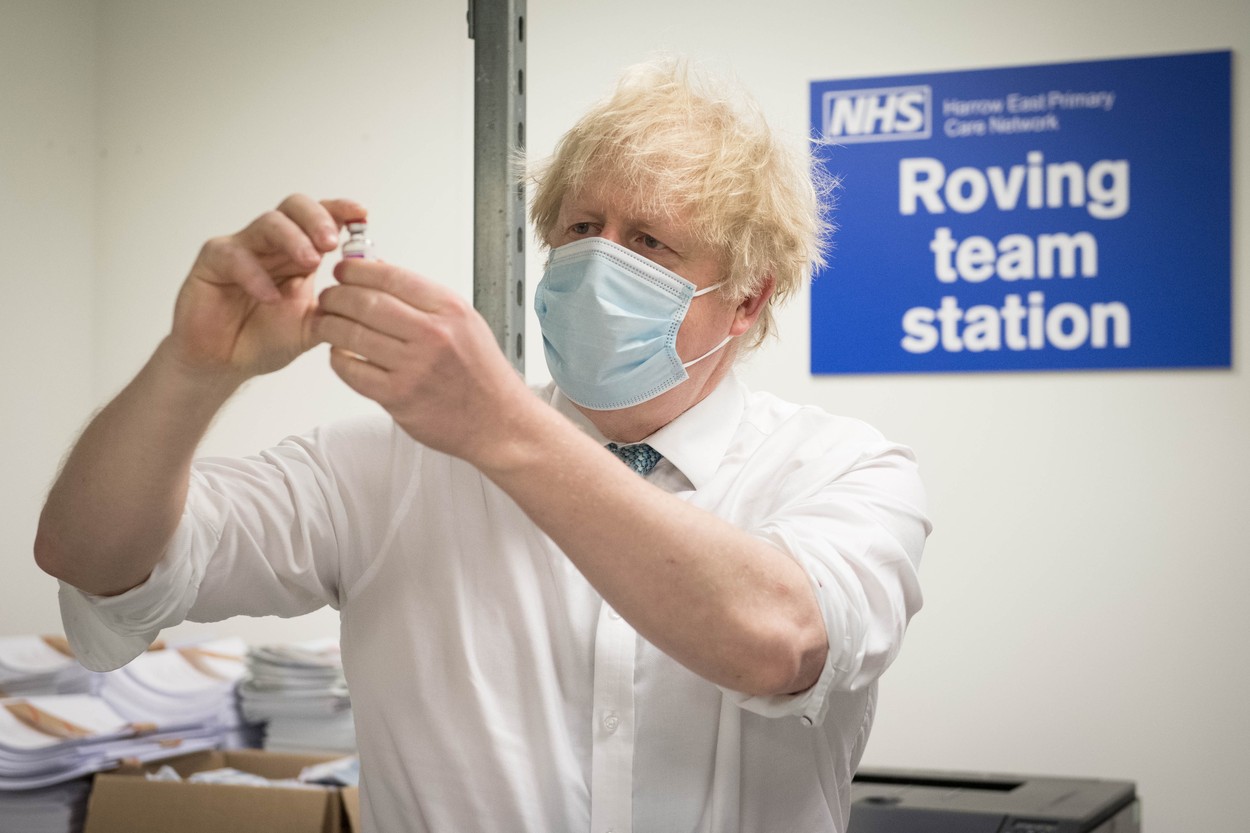 Boris Johnson i-a întrebat pe oamenii de știință dacă poate ucide Covid-ul din nas cu un uscător de păr