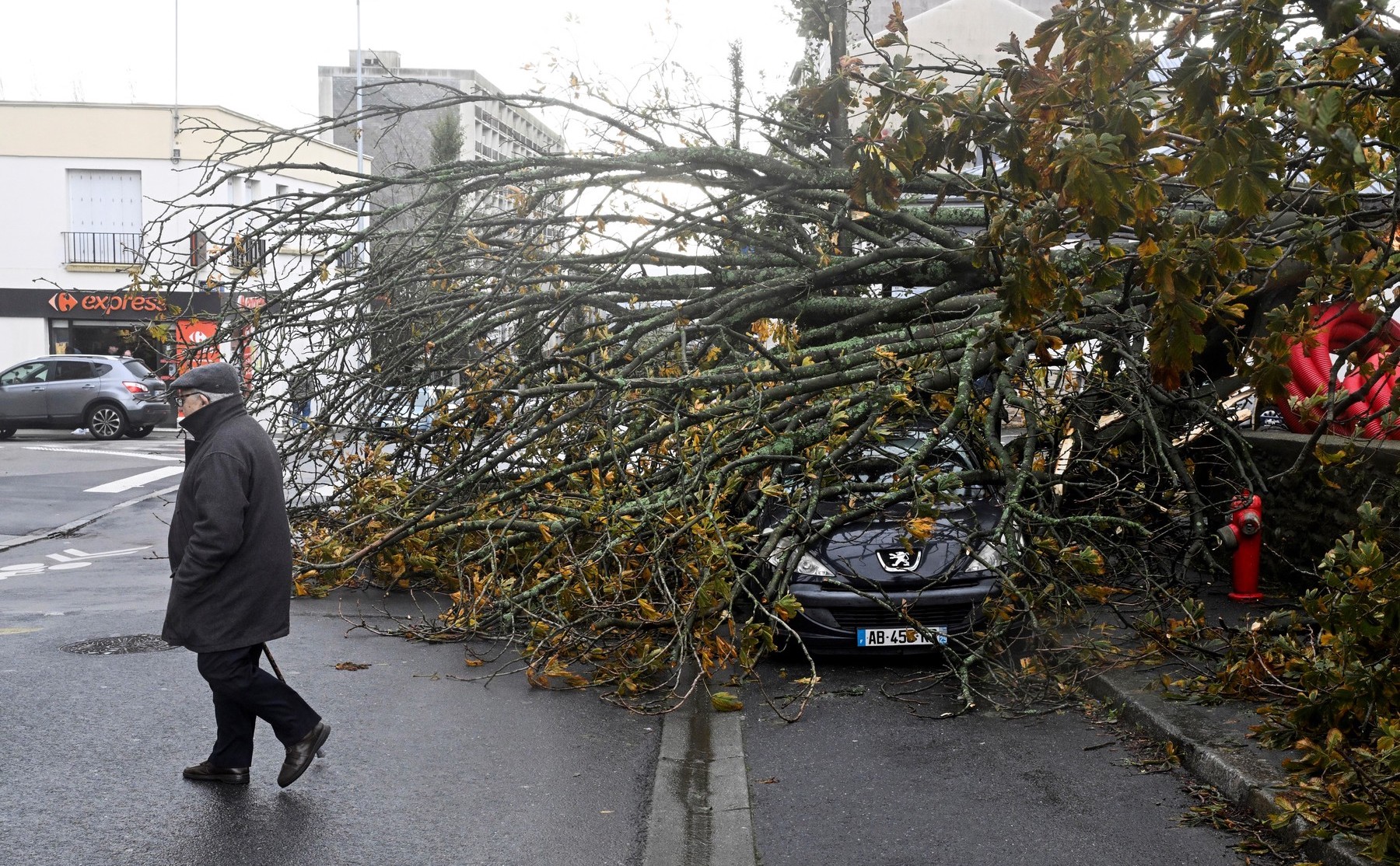 Furtuna Ciaran a lăsat peste 1 milion de locuințe fără curent în nord-vestul Franței. Cod roșu cu vânt de 200 km/h