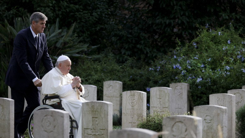 papa francisc a vizitat un cimitir din roma