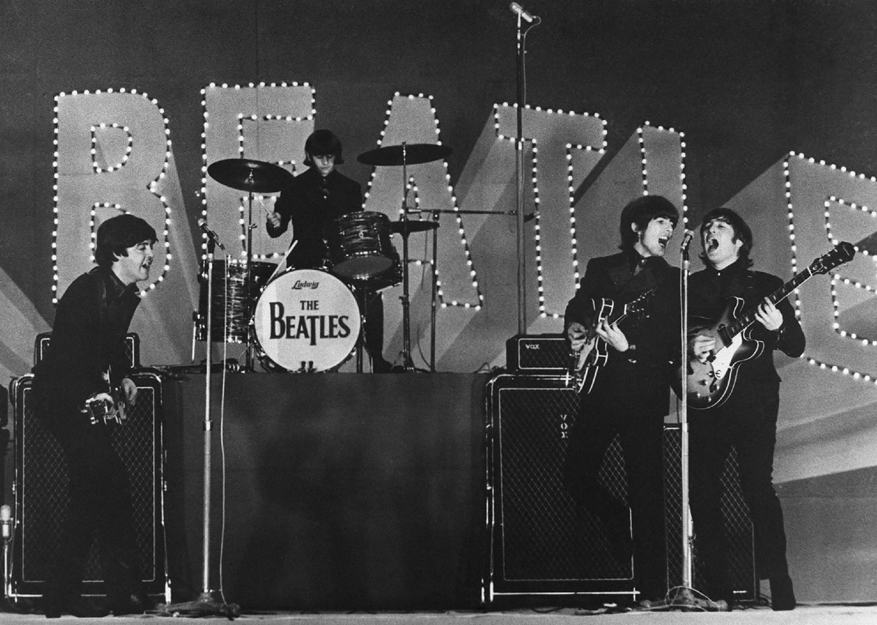 Trupa The Beatles a lansat astăzi ultimul său cântec: „Now and Then”