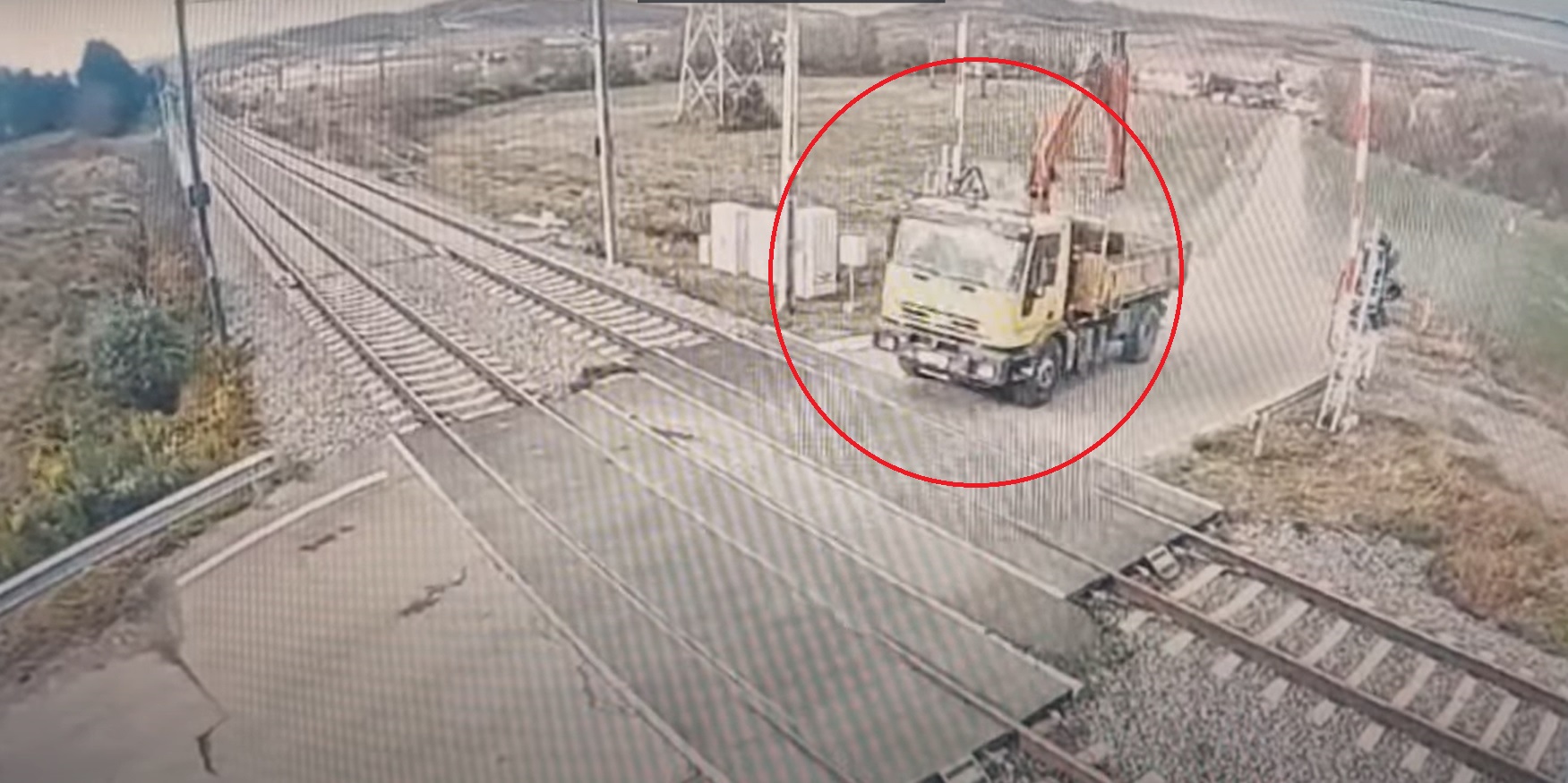 Moment „a la Dorel” pe calea ferată. Un șofer de camion a provocat distrugeri și întârzieri în circulația trenurilor