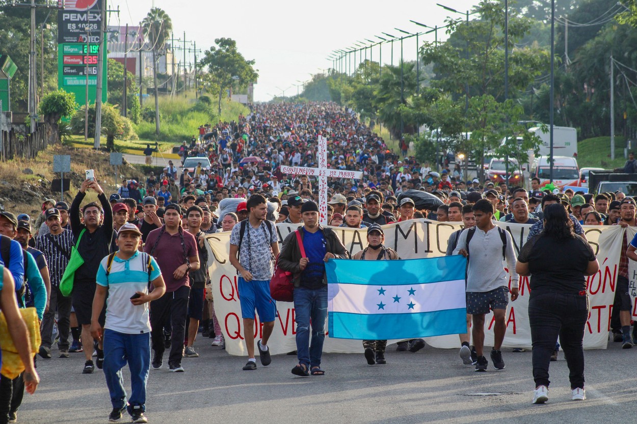Mii de migranți au format o caravană care se îndreaptă spre SUA. Crește numărul oamenilor care străbat pe jos Mexicul