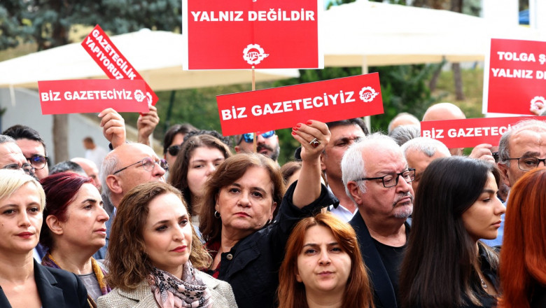 oameni cu pancarde la un protest în turcia
