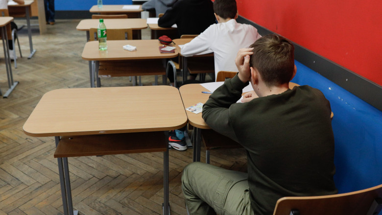 Elevi de clasa a VIII-a susțin simularea de examen național la proba scrisă de limbă română, la un centru de examen din București, luni 20 martie 2023.