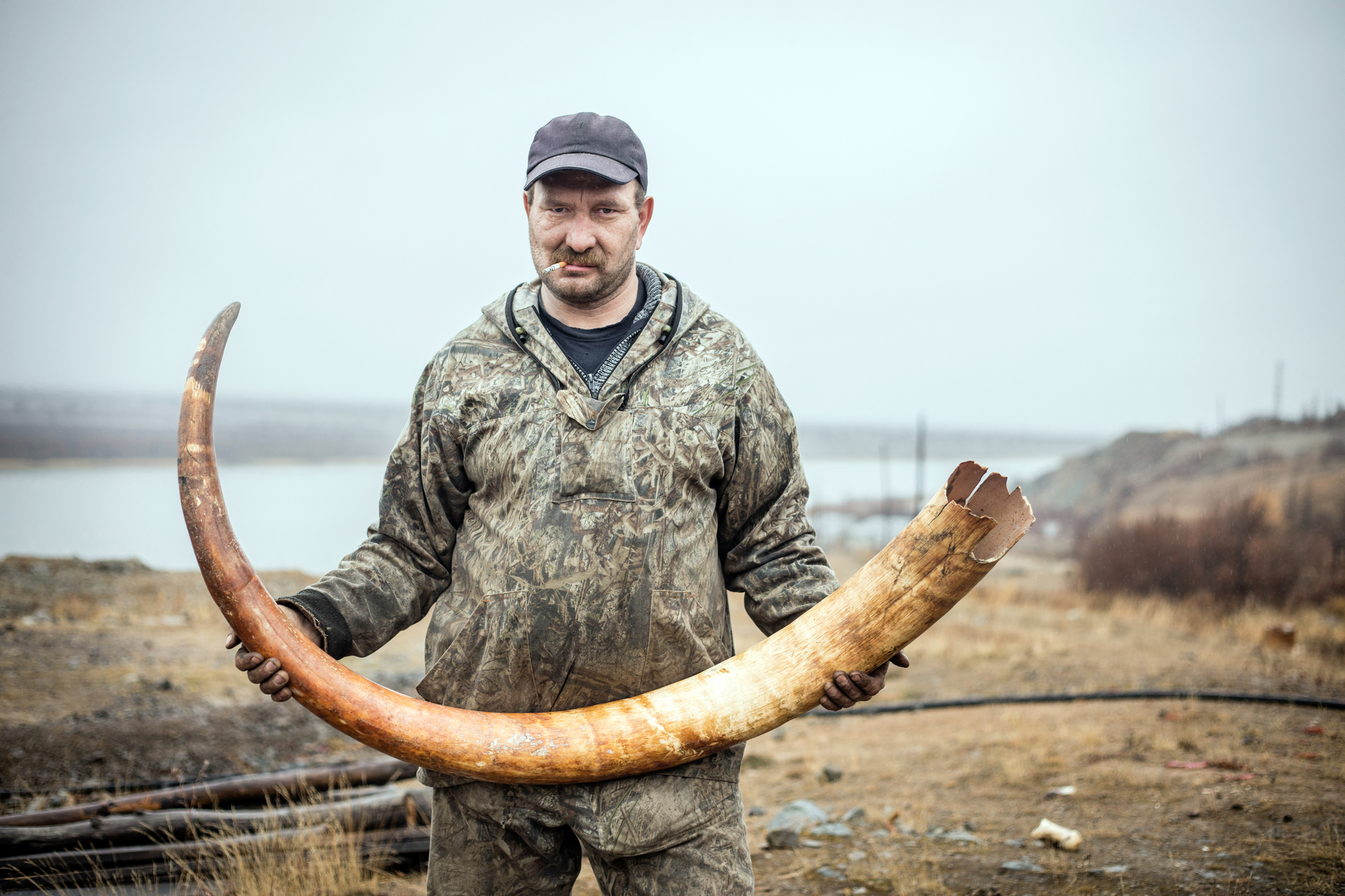 O fată care era la pescuit cu tatăl ei în Rusia a descoperit oasele unui mamut care a trăit acum 100.000 de ani