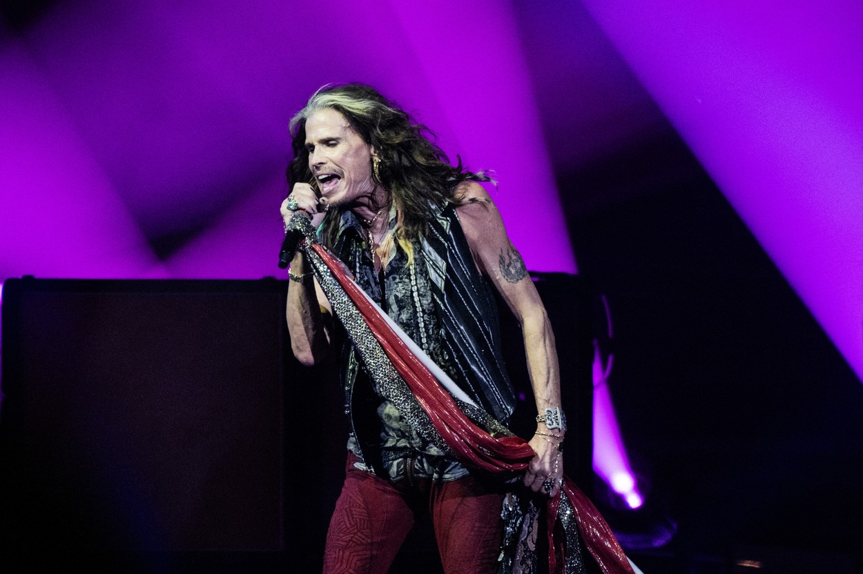 Steven Tyler, solistul trupei Aerosmith, este acuzat de agresiune sexuală. O femeie spune că acesta a abuzat-o în 1975