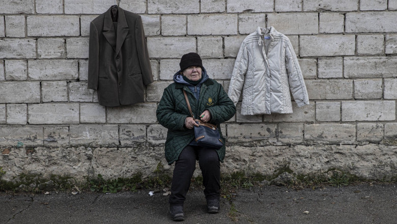femeie vinde haine vechi in chisinau