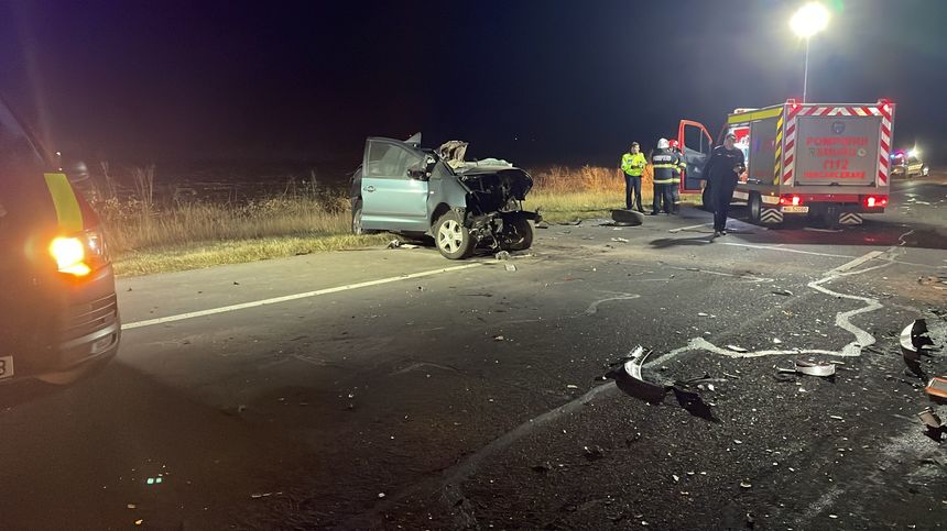 Un bărbat a murit într-un accident rutier pe DN 2. Un TIR şi o maşină s-au ciocnit frontal