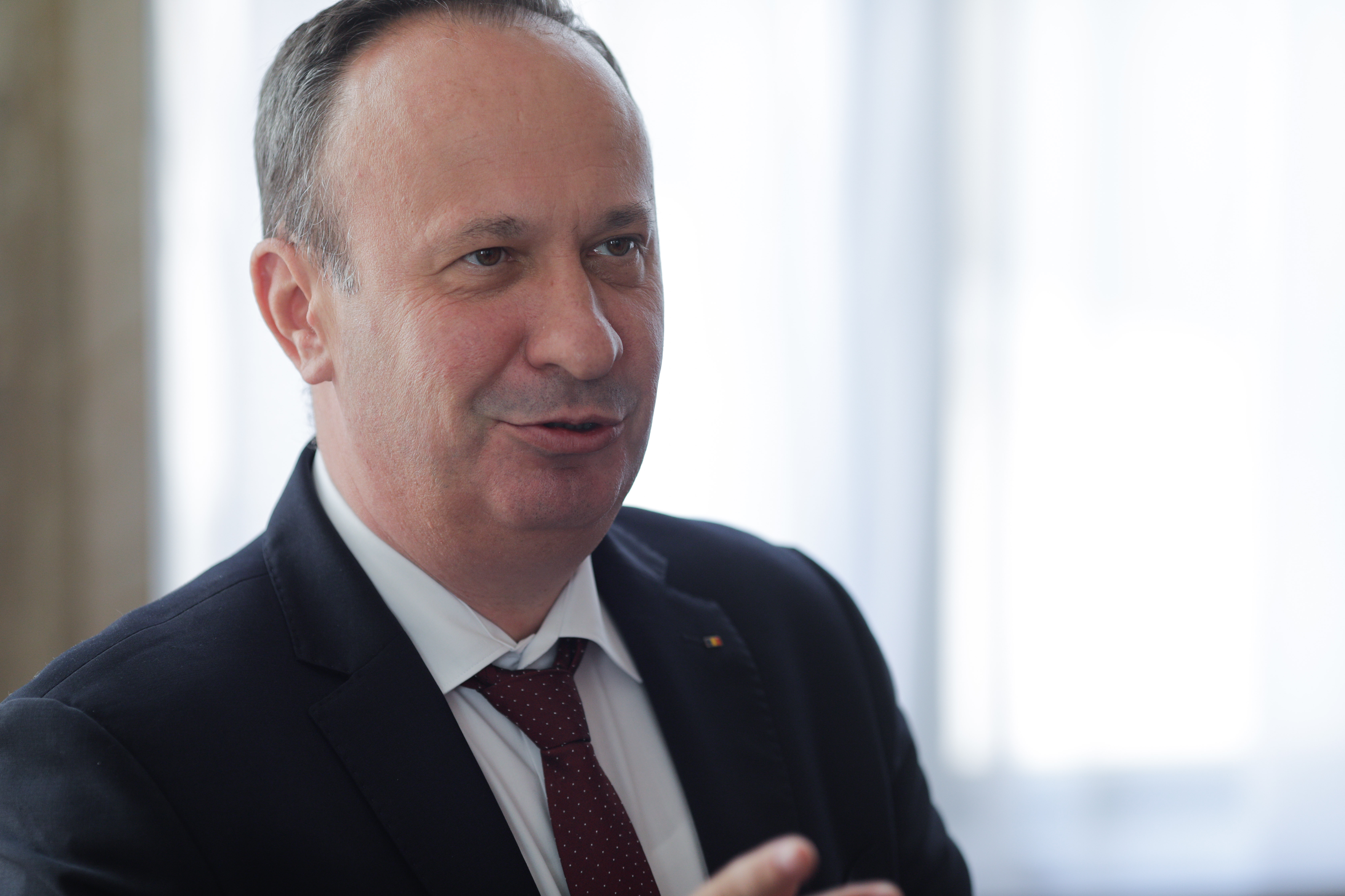 Adrian Câciu: 90% dintre români câștigă sub 4.000 de lei pe lună și noi dezbatem despre 5.000 de lei cheltuiți la un comerciant