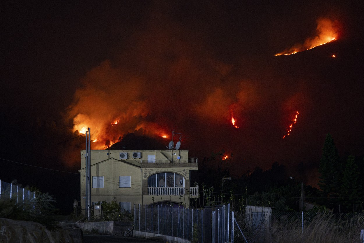 Vântul puternic adus de furtuna Ciaran a provocat incendii de vegetație în Valencia. Sute de oameni au fost evacuați
