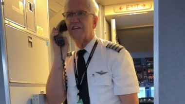 Pilotul american Jeff Fell își susține discursul de pensionare