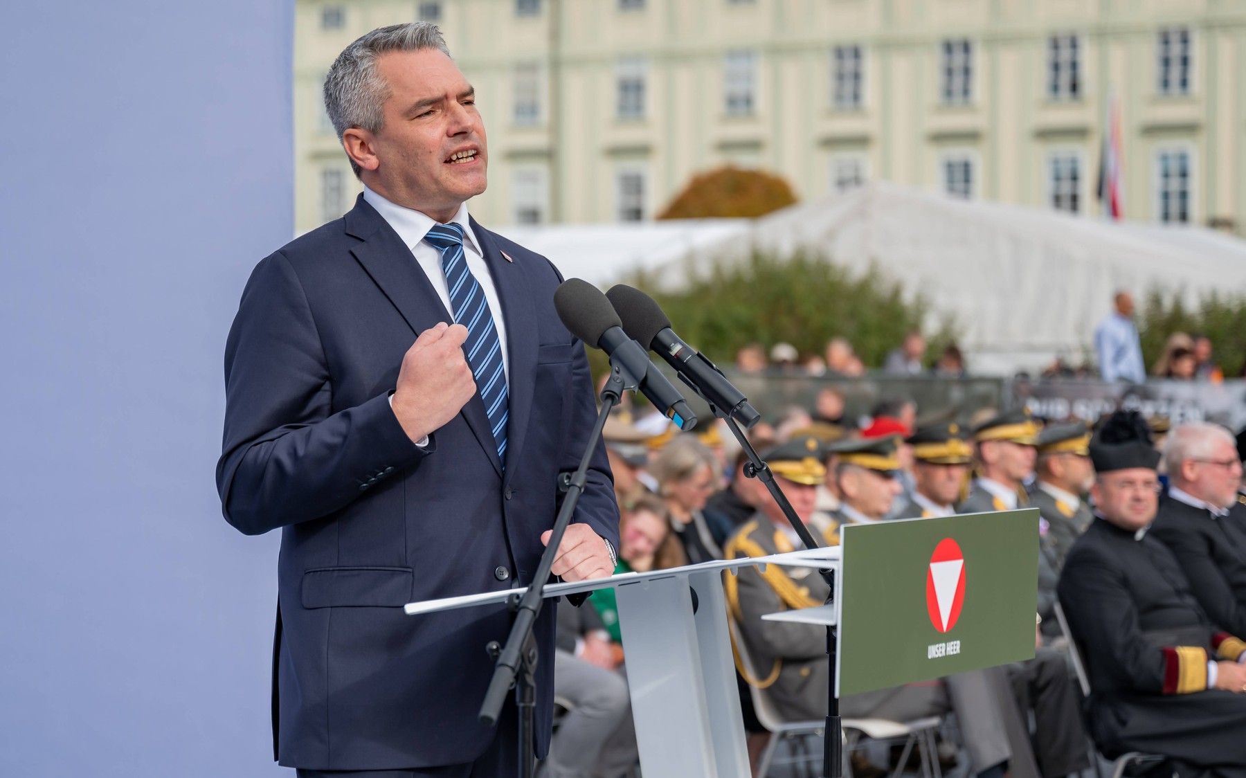 Nehammer trebuie să dea explicații în Parlament de ce a vorbit atât de mult la Ziua Națională încât unii soldați au leșinat