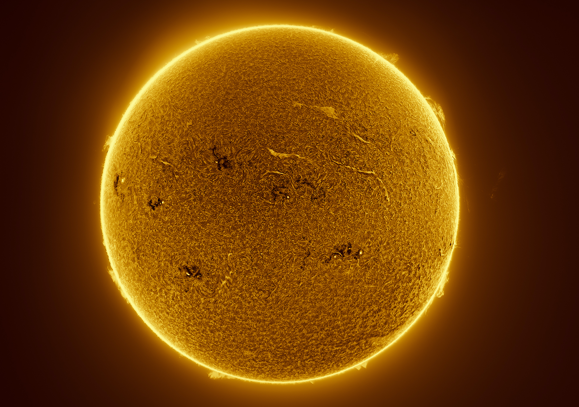 Cum arată erupțiile solare care au provocat aurora boreală în România. Imagini spectaculoase surprinse de un fotograf portughez