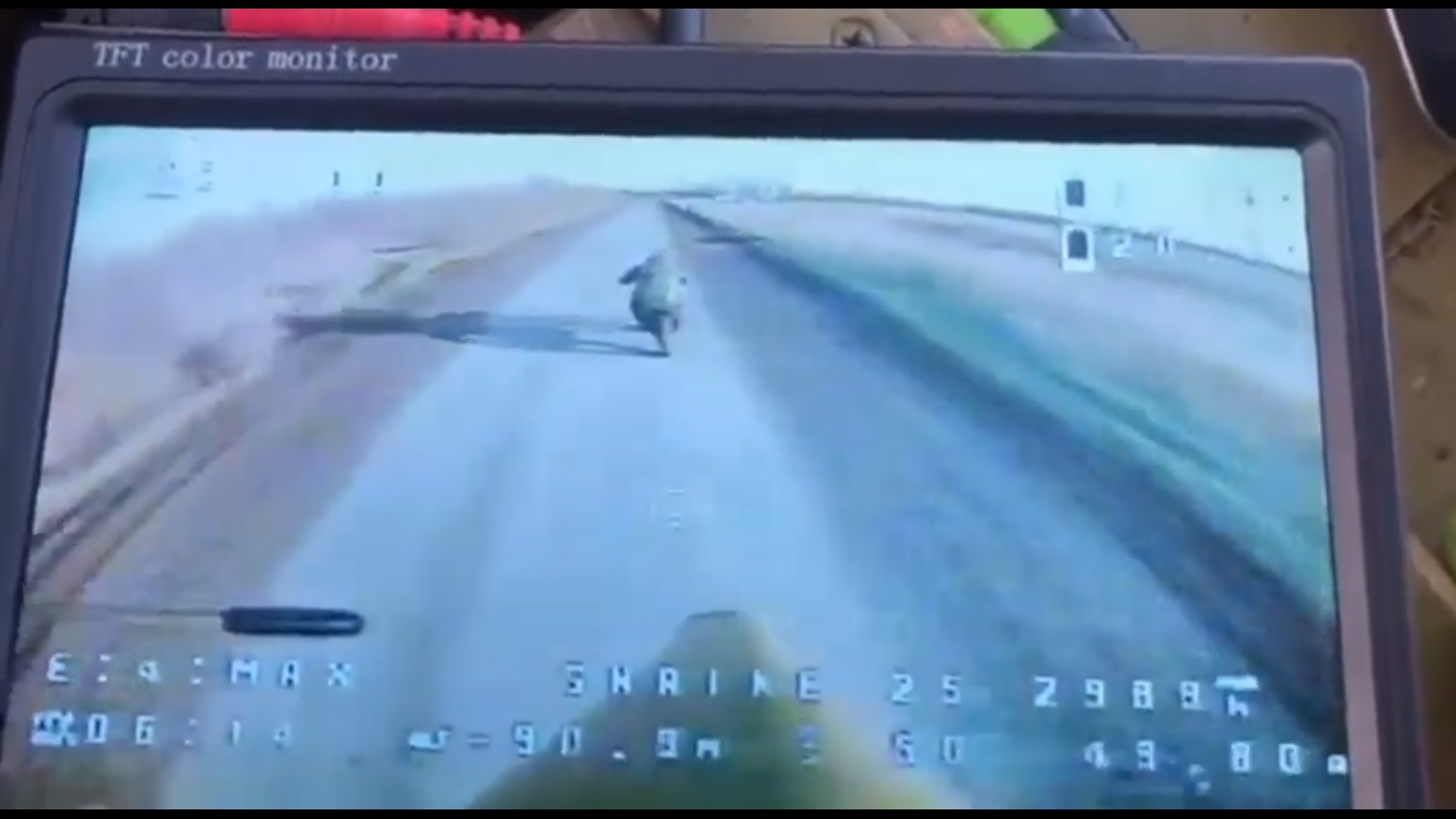 Un soldat rus fuge cu motocicleta, încercând să scape de o dronă plină cu explozibil care îl urmărește