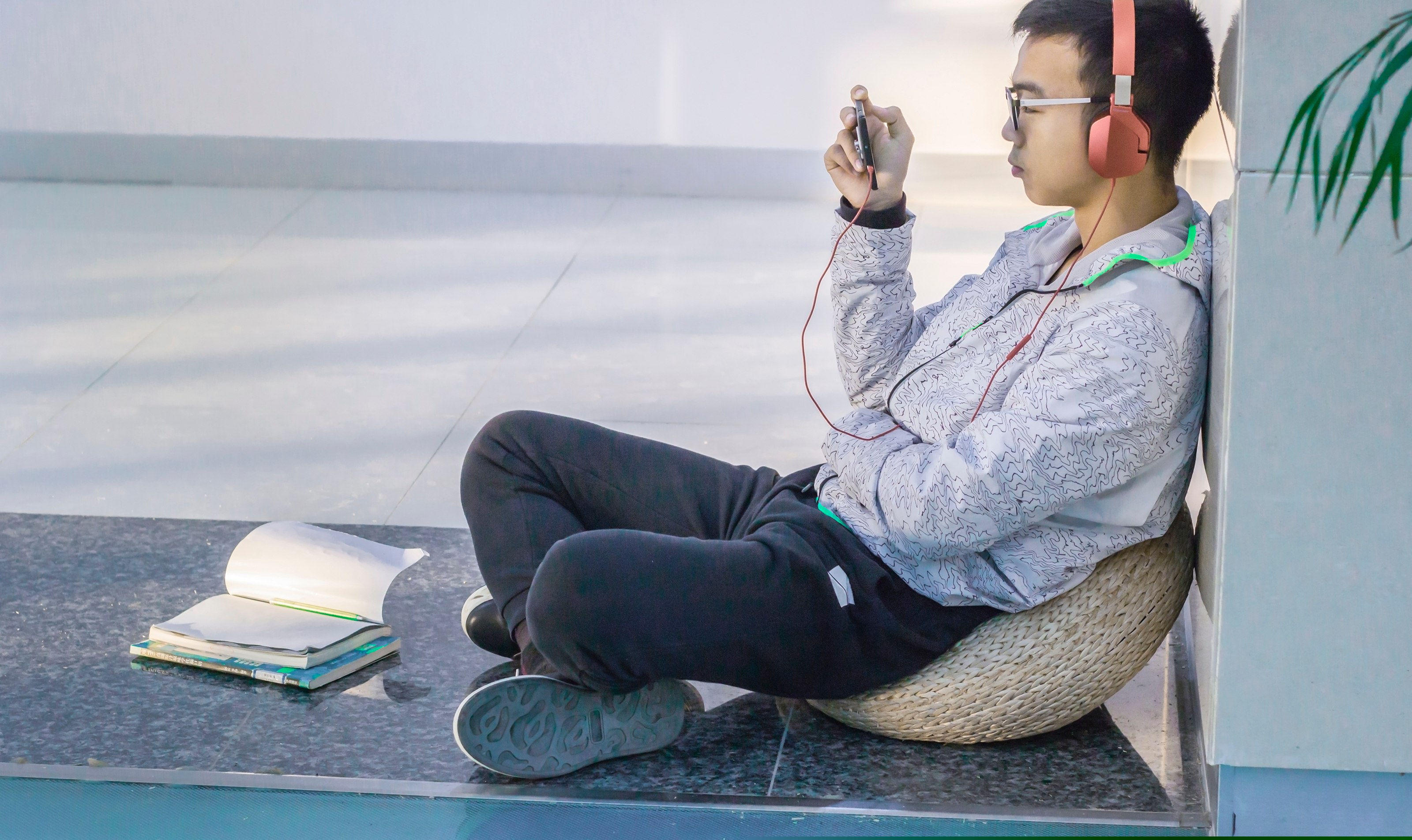 Un student din China a fost arestat după ce a locuit timp de 6 luni sub scările unui mall, ca să nu plătească chirie