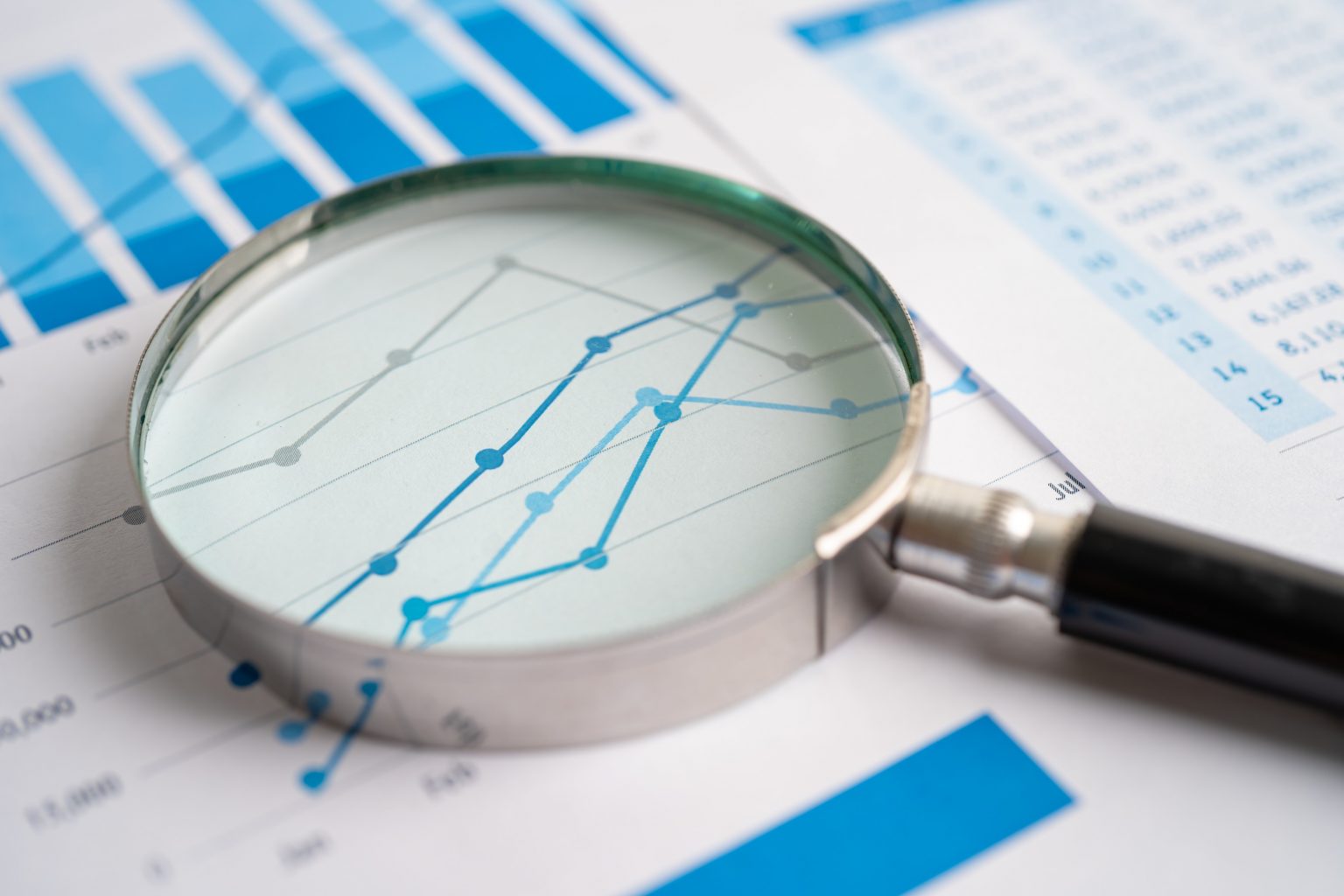 CE: Economia României încetinește la 2,2% iar deficitul va ajunge la 6,3% din PIB în 2023. Inflația va scădea în 2024 și 2025